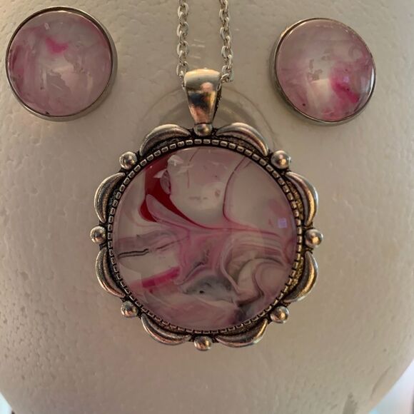 HAND PAINTED GLASS CABOCHON PENDANT NECKLACE - Picture 1 of 5